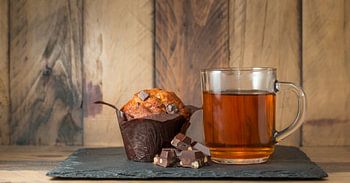 Tasse de thé avec un muffin et du chocolat