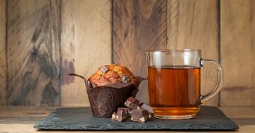 Kopje thee met een muffin en chocola van Josephine Huibregtse