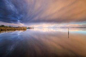 Dramatische Wolkenlandschaften über dem Lauwersmeer bei Sonnenuntergang von Bas Meelker