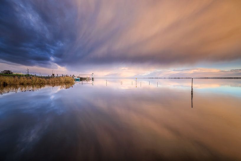 Dramatische wolkenluchten boven het Lauwersmeer tijdens de zonso van Bas Meelker