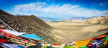 Route à travers les montagnes du Tibet