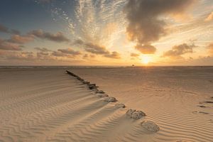 Pfosten im Sand bei Hollum - Sonnenuntergang auf Ameland