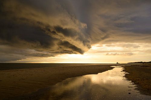 Zonsopgang op het strand van Texel met een naderende stormwolk