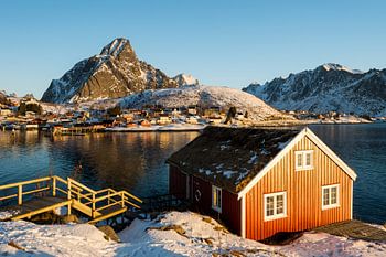 Cabane de pêcheur rouge typique, Rorbu, près de Reine sur les îles Lofoten en hiver avec de la neige