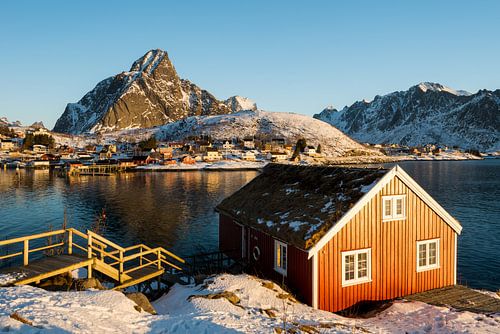 Typische rote Fischerhütte, Rorbu, bei Reine auf den Lofoten Inseln im Winter mit Schnee