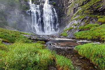 De Skjervsfossen waterval bij Vossevangen in Noorwegen van Evert Jan Luchies