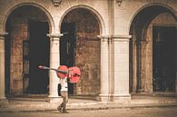 man met cello Havana Cuba van Emily Van Den Broucke thumbnail