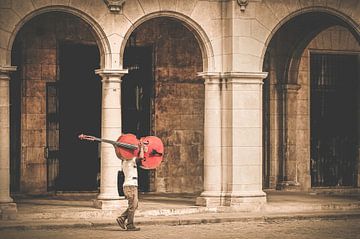 man met cello Havana Cuba van Emily Van Den Broucke