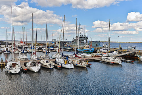 Ests vrachtschip in de jachthaven van Tallinn aan de Oostzee