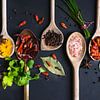 Pollepels kruiden, herbs on wooden spoons van Corrine Ponsen