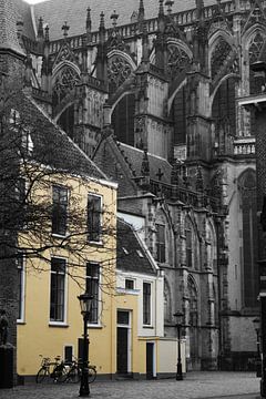 Straatfotografie zwartwitte Dom met geel huis in Utrecht van Phillipson Photography