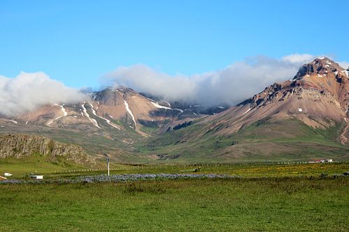 Bakkagerði: Tal unter den Wolken