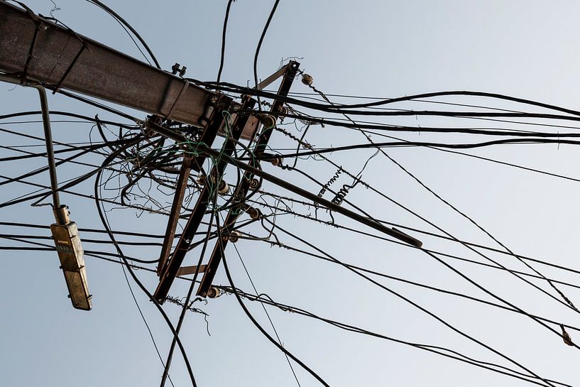 Alte Elektrokabel an einer Straße in New Dehli, Indien von Tjeerd Kruse