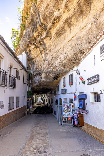 Straat onder de rotsen in Setenil de las Bodegas