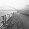 un matin brumeux au pont sur la Lys jusqu'à la caserne de Menin, en Belgique sur Fotografie Krist / Top Foto Vlaanderen