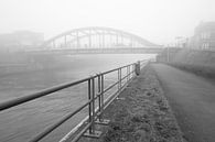 ein nebliger Morgen an der Brücke über die Lys zur Kaserne in Menin, Belgien. von Fotografie Krist / Top Foto Vlaanderen Miniaturansicht