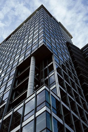 Ein gläsernes Gebäude in Blau mit blauem Himmel | Amsterdam | Niederlande Reisefotografie
