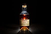 Aberlour A'bunadh Whisky vor einem schwarzen Hintergrund.