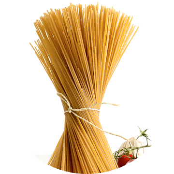 bosje volkoren spaghetti dat zich op wit hout bevindt met wat tomaten en kruiden die tegen een witte van Maren Winter