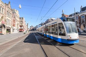 Rokin met een passerende tram in Amsterdam van Sjoerd van der Wal Fotografie