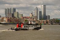 Push boat sails past Rotterdam skyline by scheepskijkerhavenfotografie thumbnail