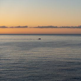 Die Weite des Meeres bei Sonnenaufgang von Adriana Mueller