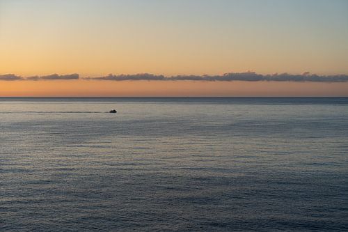 L'immensité de la mer au lever du soleil sur Adriana Mueller