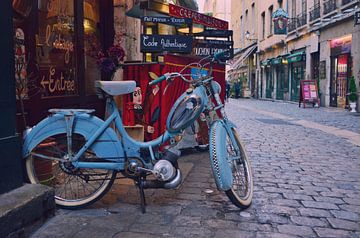 Antieke fiets met motor en trappers in de wijk Vieux Lyon van Carolina Reina
