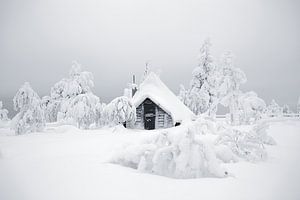 Verschneite Hütte in Finnisch-Lappland