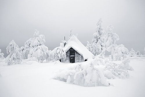 Snowy cottage in finnish Lapland by Menno Boermans