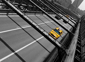 Gelbes Taxi auf der Brooklyn Bridge ( New York City ) von Marcel Kerdijk