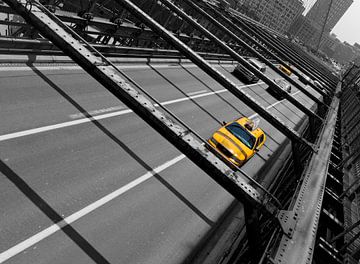 Gelbes Taxi auf der Brooklyn Bridge ( New York City ) von Marcel Kerdijk