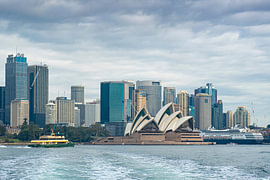 Sydney-Skyline mit der Fähre von Astrid Den Hartog-Dievelaar