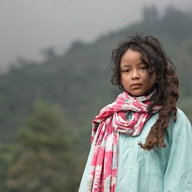 Portrait d'une jeune fille aux cheveux feutrés sur le plateau de Dieng sur Anges van der Logt