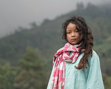 Porträt eines Mädchens mit verfilztem Haar auf der Dieng-Hochebene