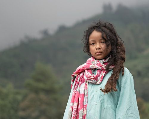 Portrait d'une jeune fille aux cheveux feutrés sur le plateau de Dieng sur Anges van der Logt