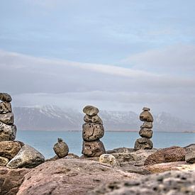 Vier steenmannetjes in Reykjavik van Frans Blok