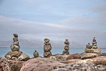 Vier steenmannetjes in Reykjavik van Frans Blok