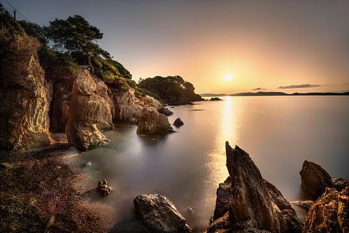 Kust aan de Cote d'Azur bij zonsopgang
