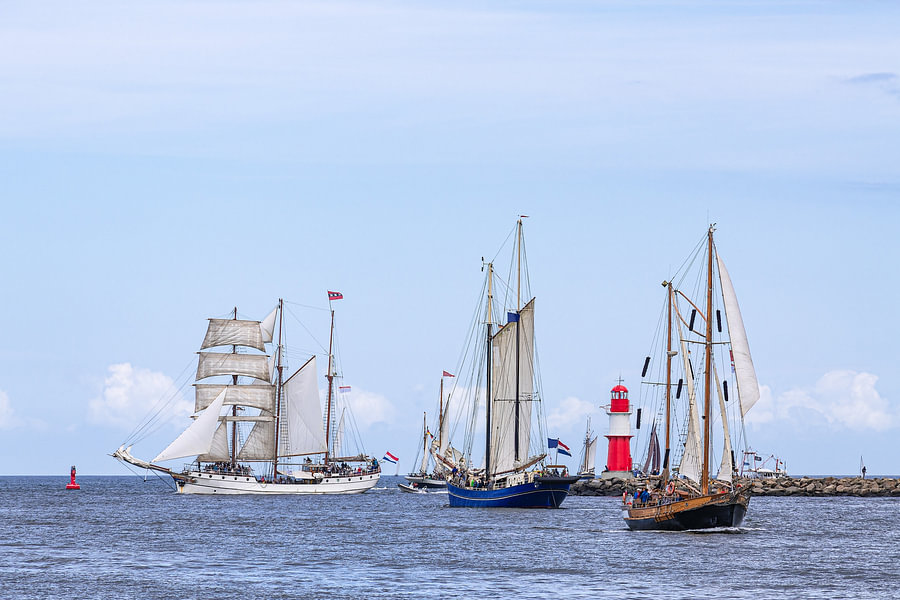 Zeilschepen op de Oostzee tijdens de Hanse Sail in Rostock van Rico ...