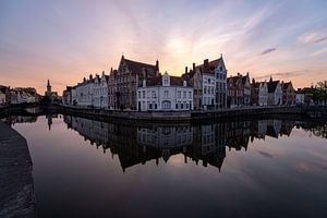 Zonsondergang in Brugge, Belgie van Michael Bollen