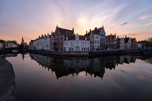 Coucher de soleil à Bruges, Belgique sur Michael Bollen