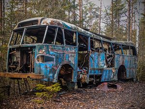 Verrosteter und verlassener alter Bus auf einem Autofriedhof