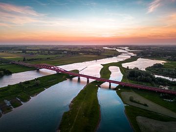 Hanzeboog en IJsselbrug tijdens zonsondergang in Zwolle van Bas van der Gronde