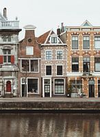 Pastel kleurige grachtenpanden langs het Spaarne in Haarlem | Stedelijke fotografie | Nederland, Eur