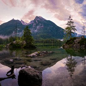 Panorama van de Hintersee in het Berchtesgadener Toverbos op een zomeravond van Raphotography