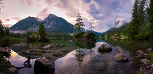 Panorama des Hintersees im Berchtesgadener Zauberwald am Sommerabend