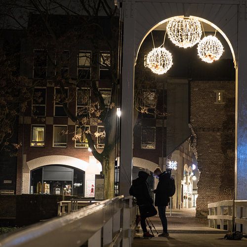 Deux silhouettes sur le pont à Zwolle.