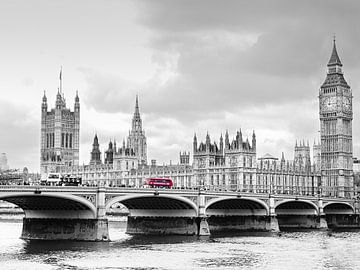 Black and white shot of Westminster Bridge with Big Ben and Palace of Westminster in London, United 