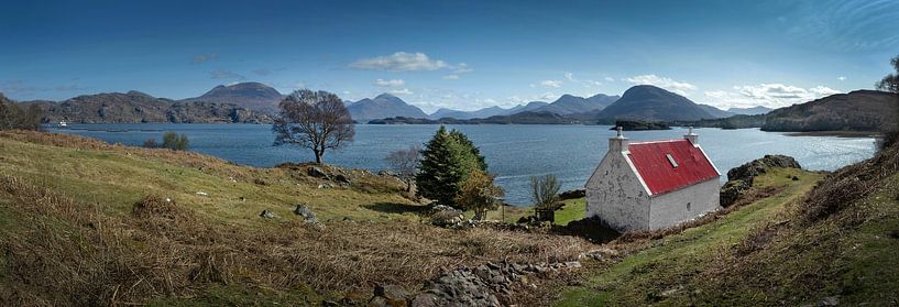 Panoramafoto von weißem Cottage mit rotem Dach am Loch Claira in den schottischen Highlands. von Albert Brunsting